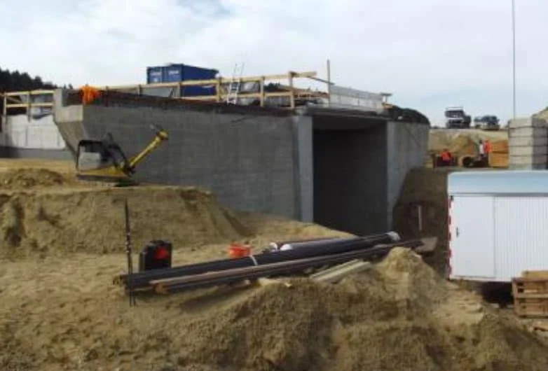 Construction site with baseline measurement and wireless monitoring of the neighbouring building
