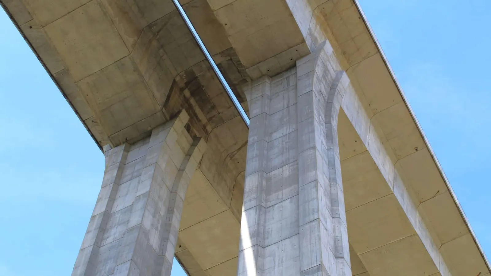 Untersicht einer Autobahnbrücke der A8 mit Hohlkasten