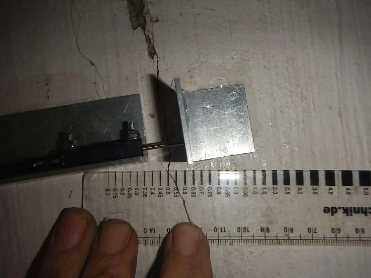 Baseline measurement at the crack with crack-width comparison card and displacement transducer