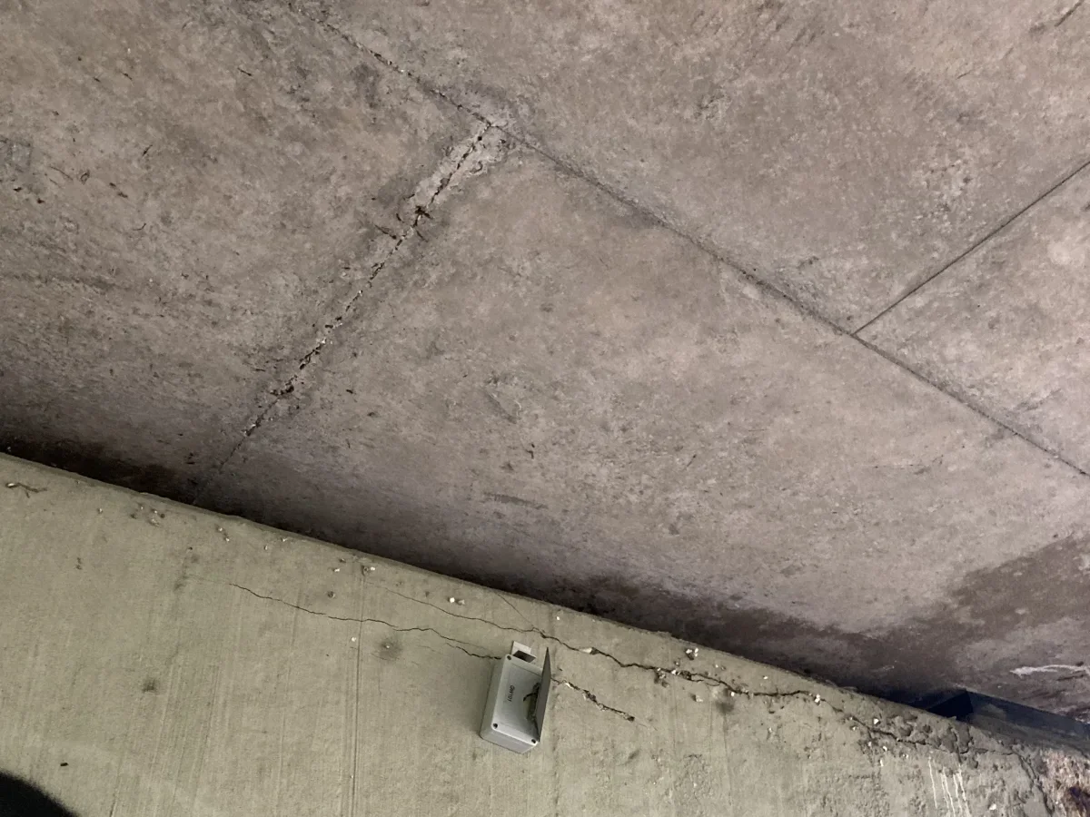 Messstelle am Betonträger unter einer Brücke in Ulm, der Riss läuft durch die Montagestelle