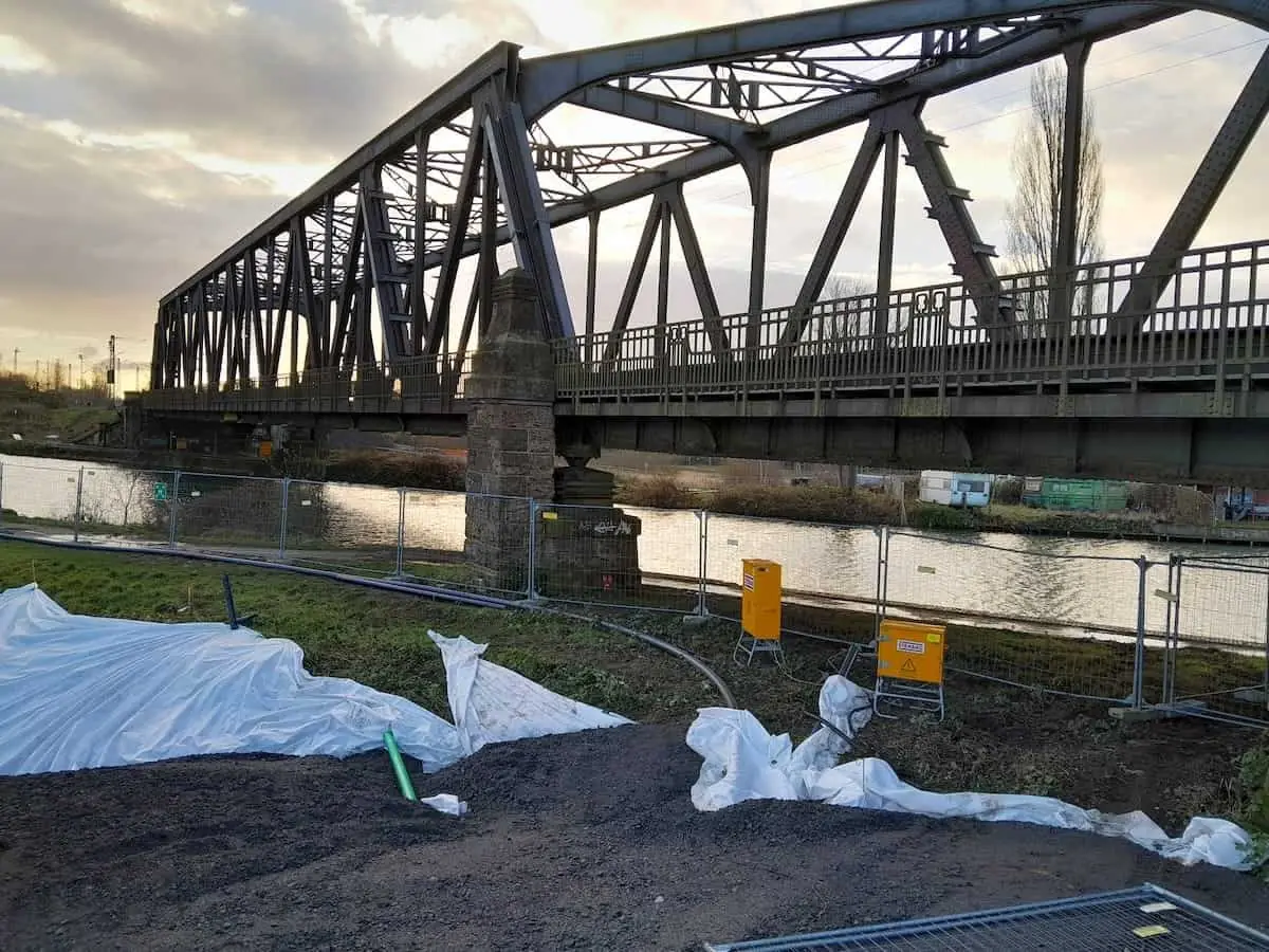 Baustelle mit Grundwasserabsenkung neben einer Eisenbahnbrücke