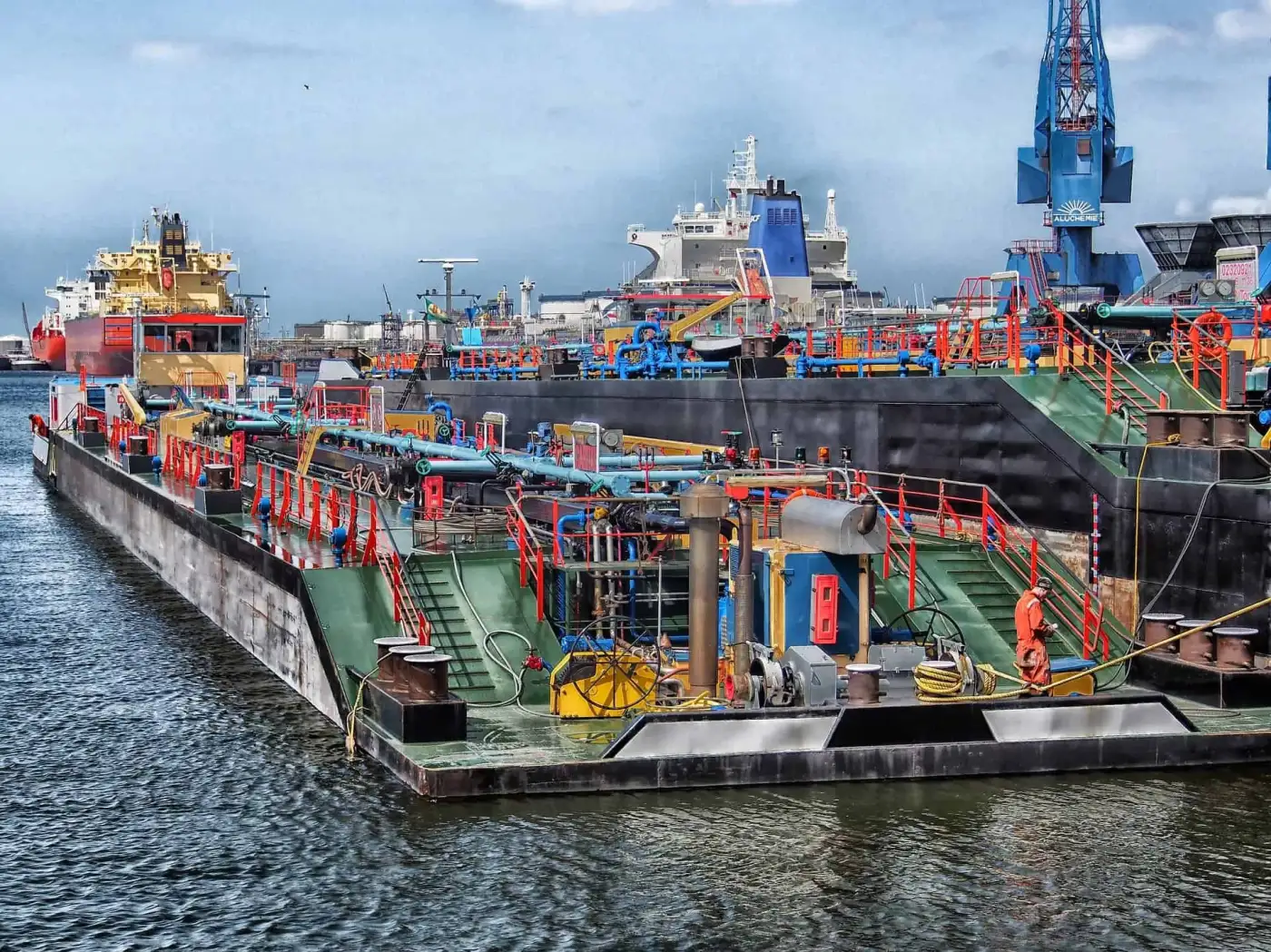 Kaimauer und Schiffe im Hafen von Rotterdam