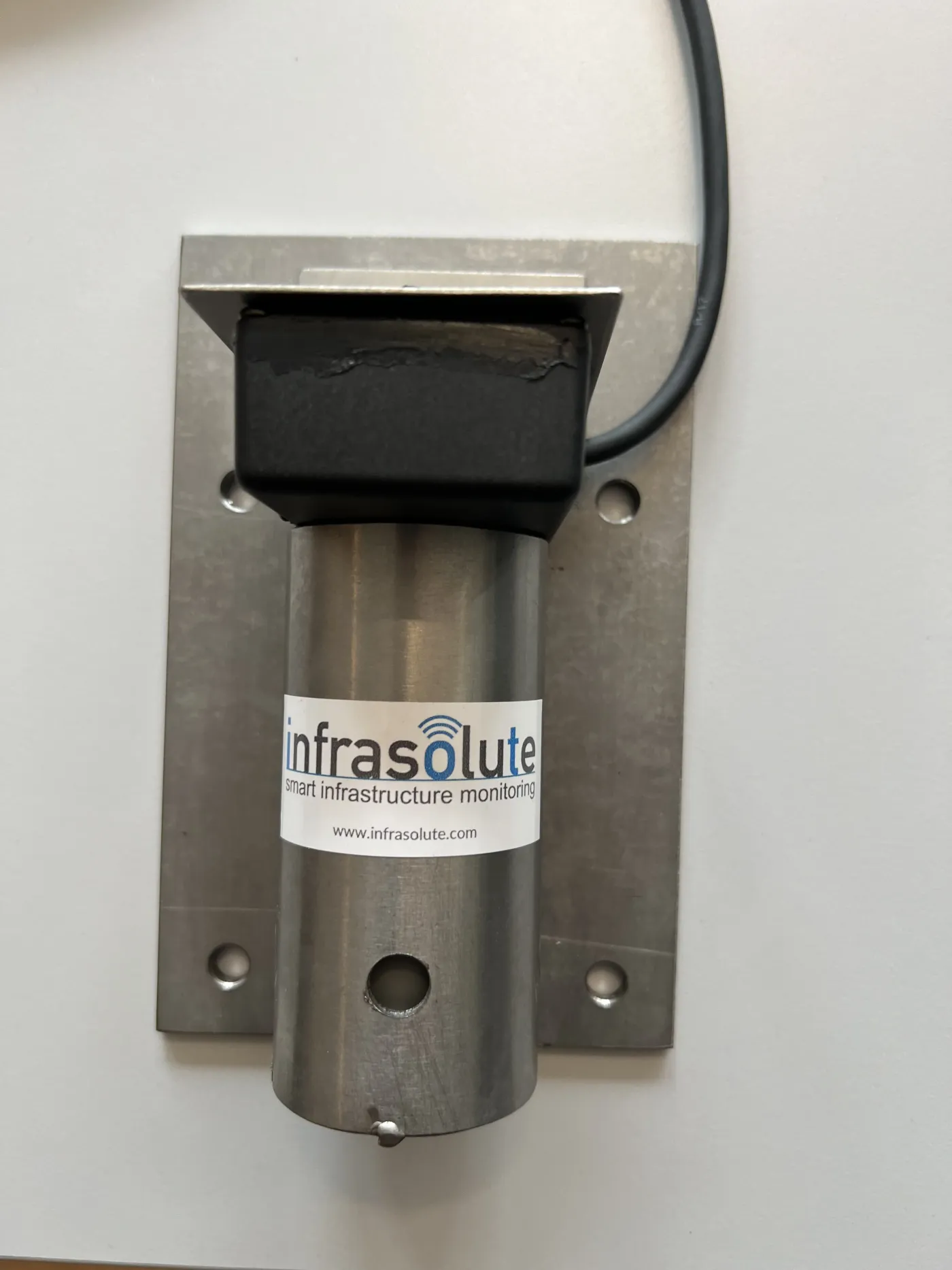 Pegelsensor mit Lochrohr, Elektronikgehäuse und Montageplatte, mit angeschlossenem Kabel