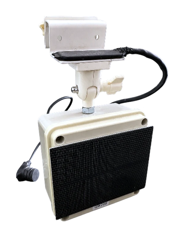 Rinnensensor von Infrasolute mit Solarmodul und Montagehalterung, freigestellt