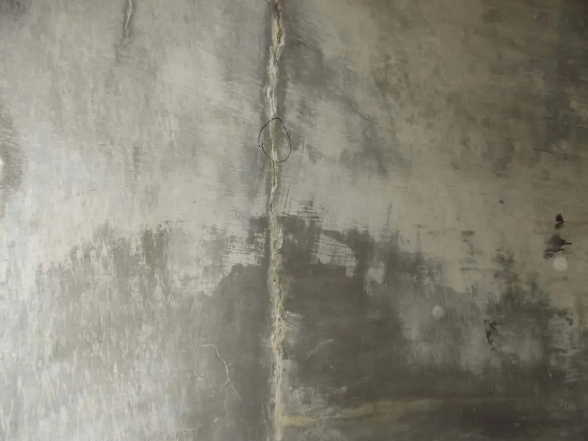 Crack monitoring with a wireless sensor at a structure