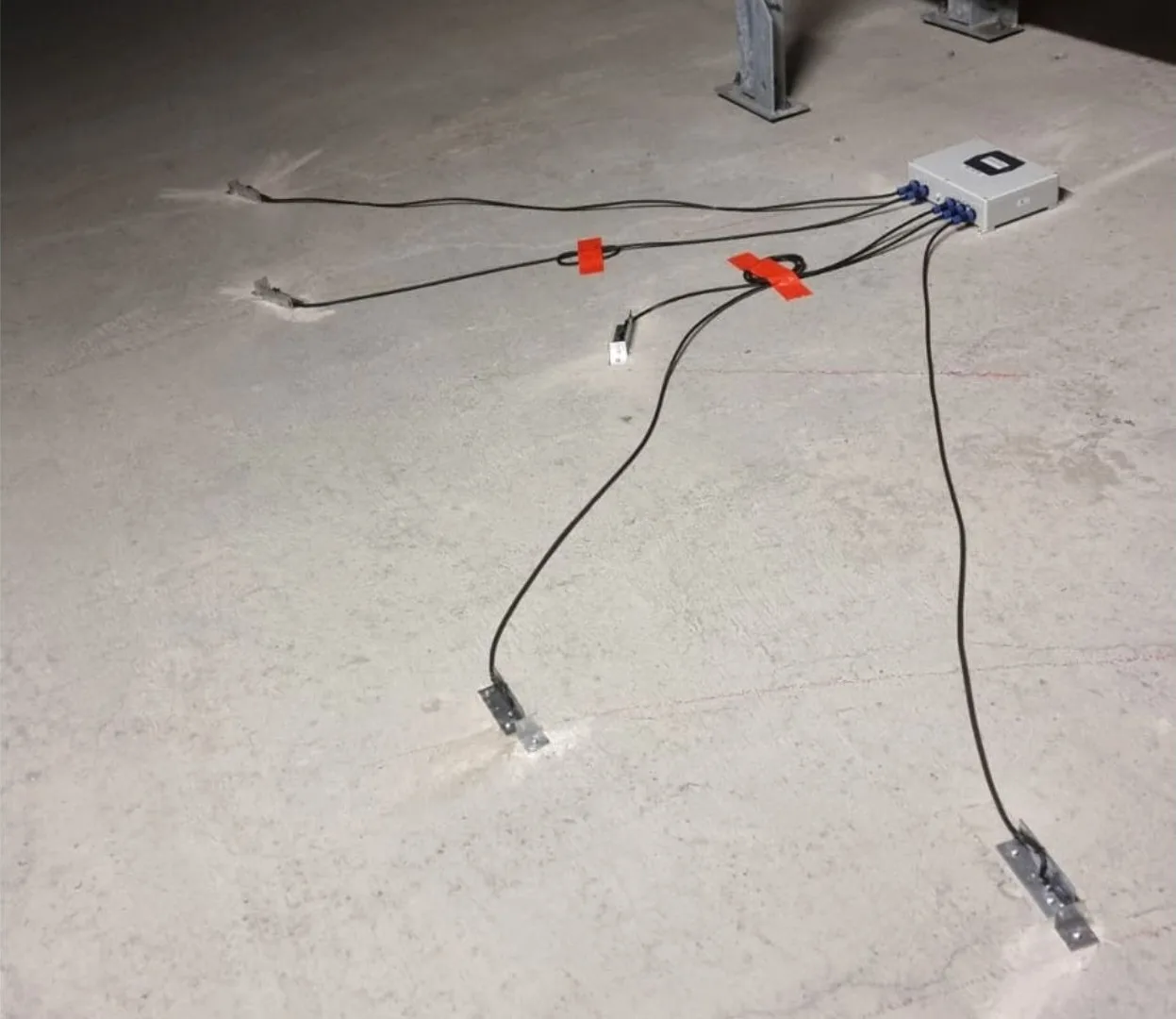 Messstelle mit fest angeschlossenem Auswertegerät und mehreren Wegaufnehmern auf einer Hallensohle
