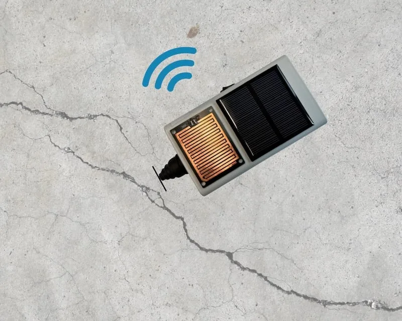 Crack sensor for monitoring crack widths on the neighbouring building