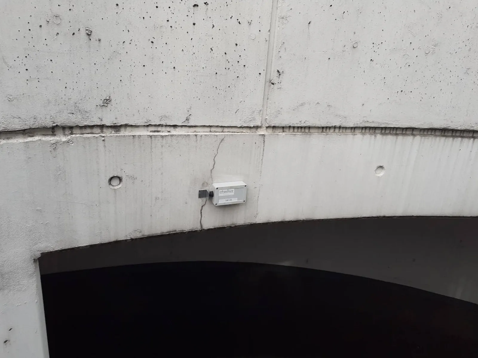 Sensor an der Betondecke einer Tiefgarage in Boppard